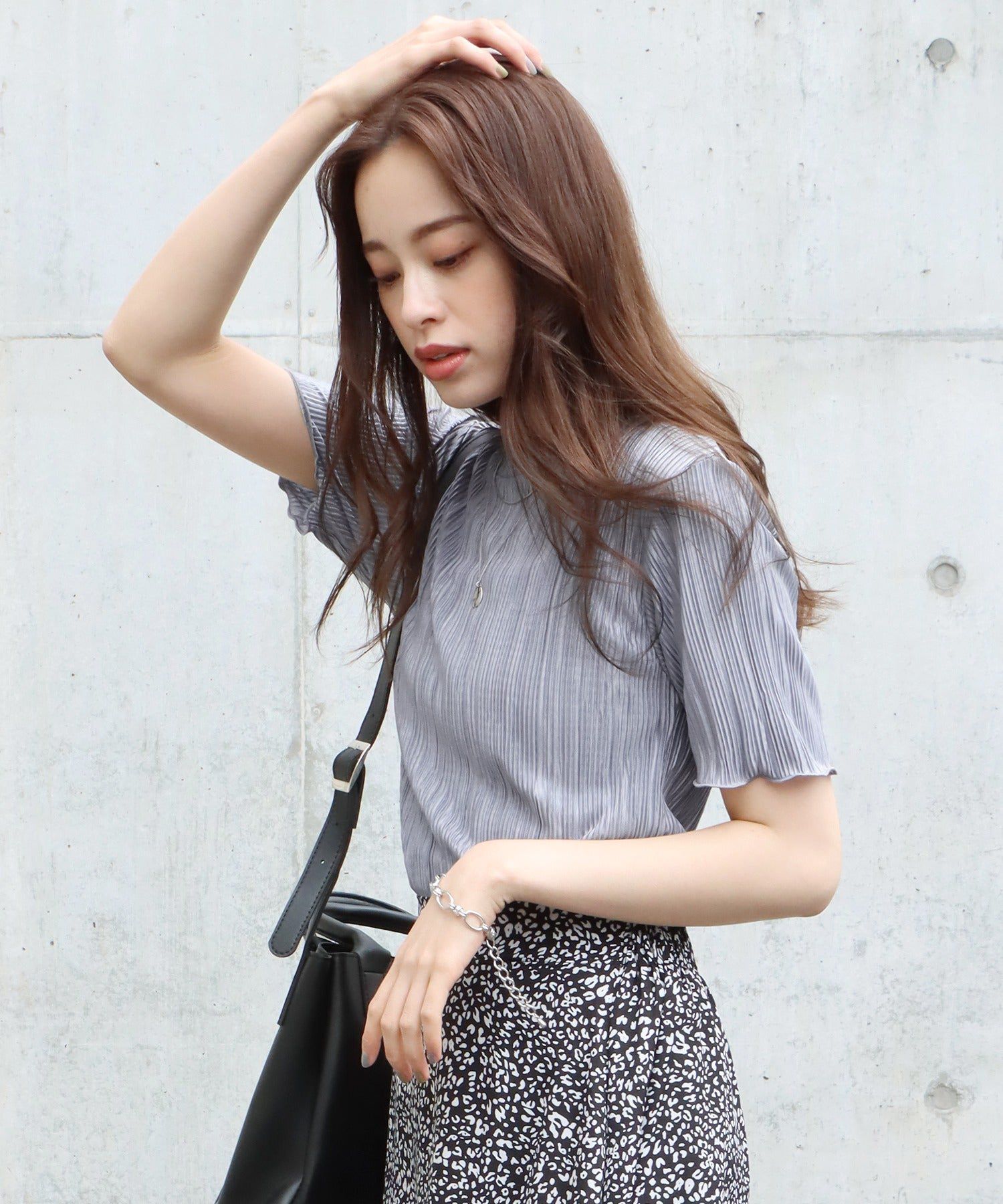 日本 BLUE EAST - 圓領貝殼紋光澤短袖上衣-卡其