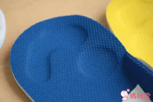 近拍凹槽更清清楚！針對施力處有不同凹槽設計，機能鞋墊讓抓地力更好！