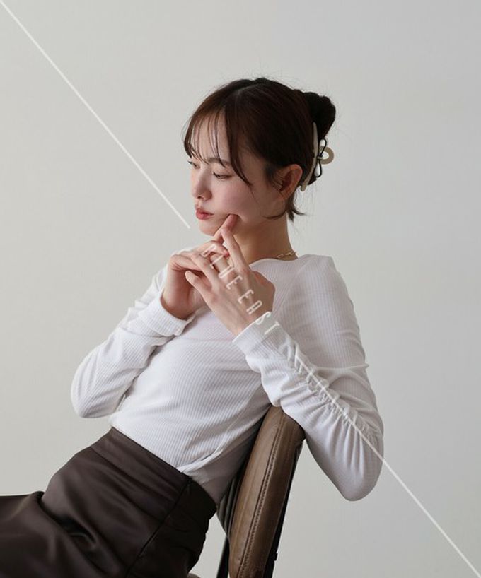 日本 BLUE EAST - 個性皺褶顯瘦U領合身長袖上衣-咖啡