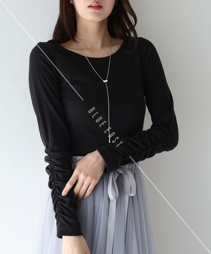 日本 BLUE EAST - 個性皺褶顯瘦U領合身長袖上衣-黑