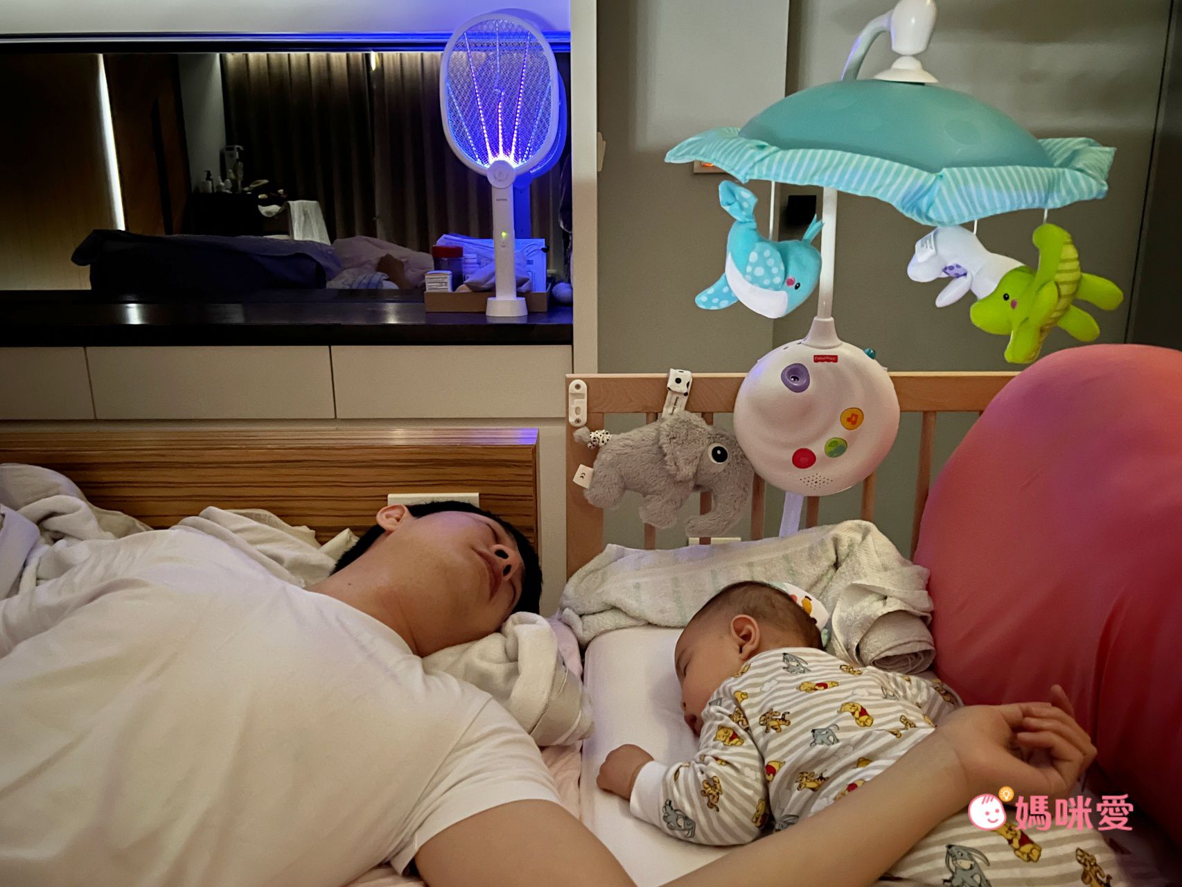 一擊斃殺！【KINYO】可伸縮折疊/日夜兩用捕蚊電蚊拍