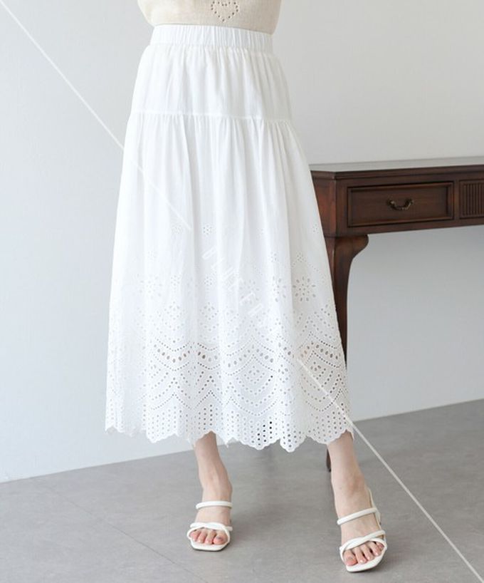 日本 BLUE EAST - 甜美雕花蕾絲下擺鬆緊長裙-水藍