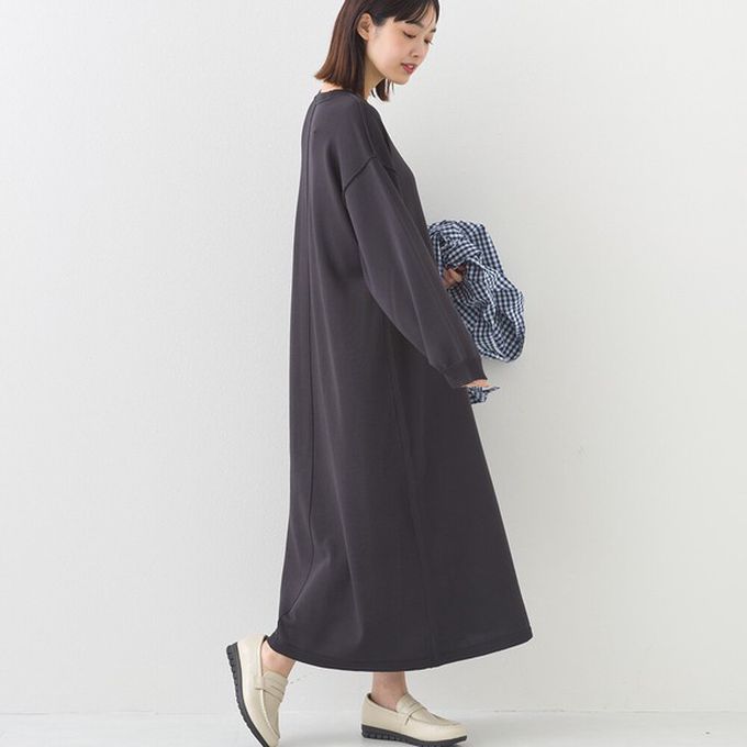 日本 OMNES - 落肩優雅柔滑嫘縈素色長袖洋裝-深灰