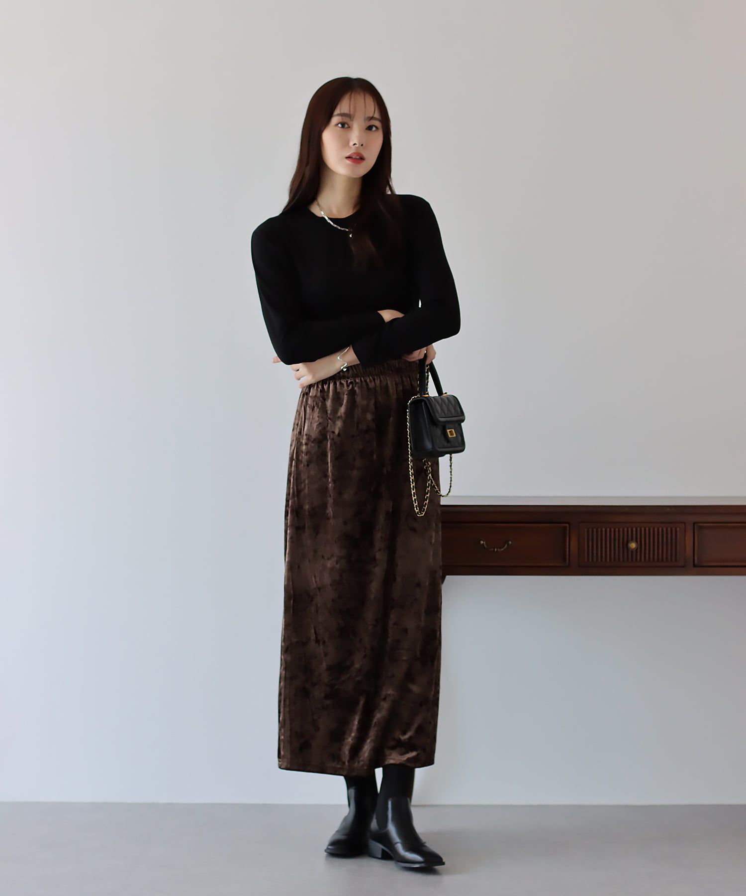 日本 BLUE EAST - 優雅絲絨感後開叉鬆緊長裙-淺摩卡