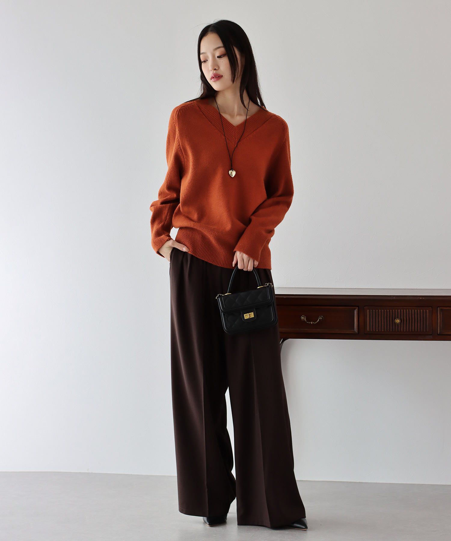 日本 BLUE EAST - 顯瘦V領柔軟針織上衣-黑