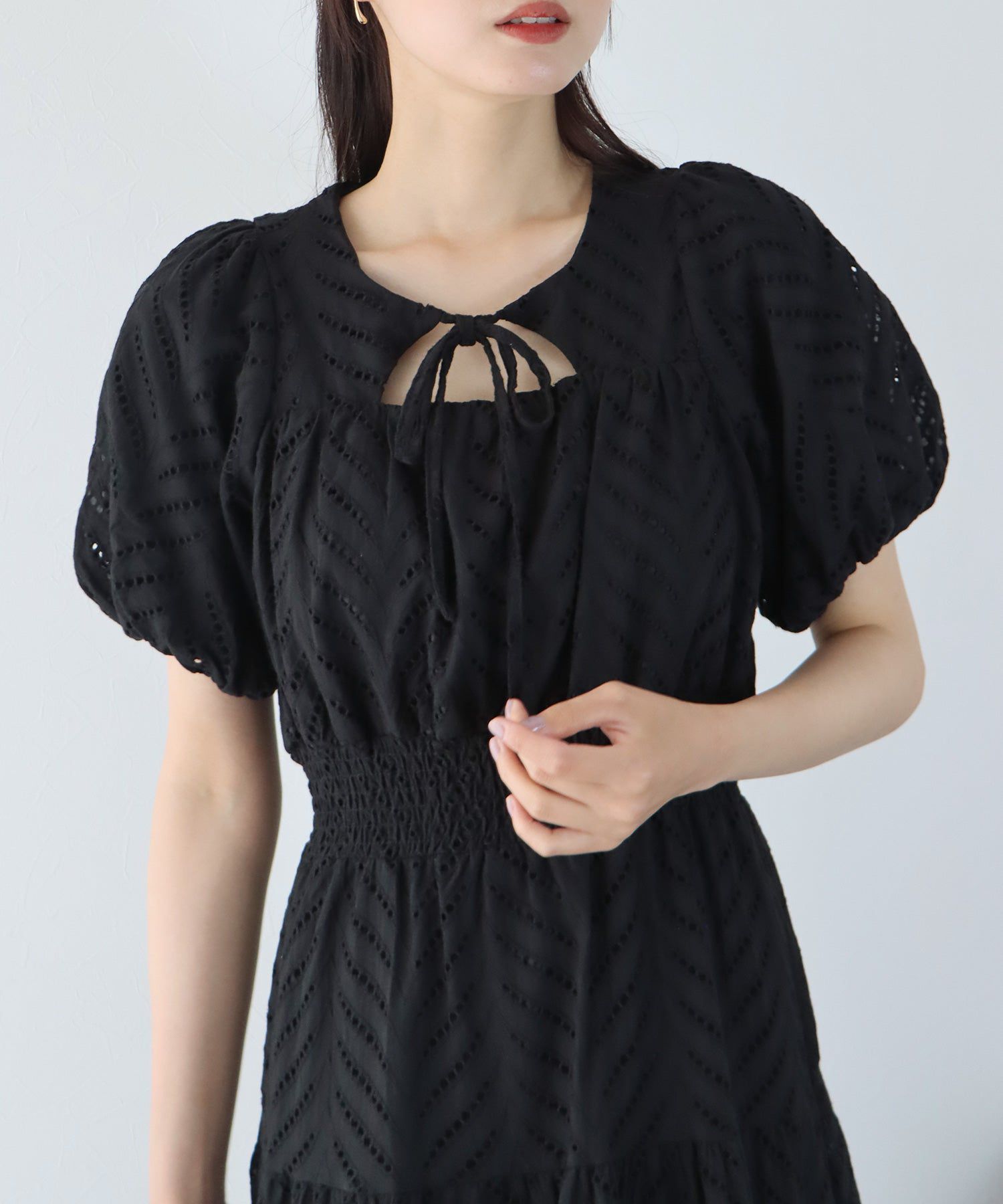 日本 BLUE EAST - 優雅雕花泡泡袖洋裝-白