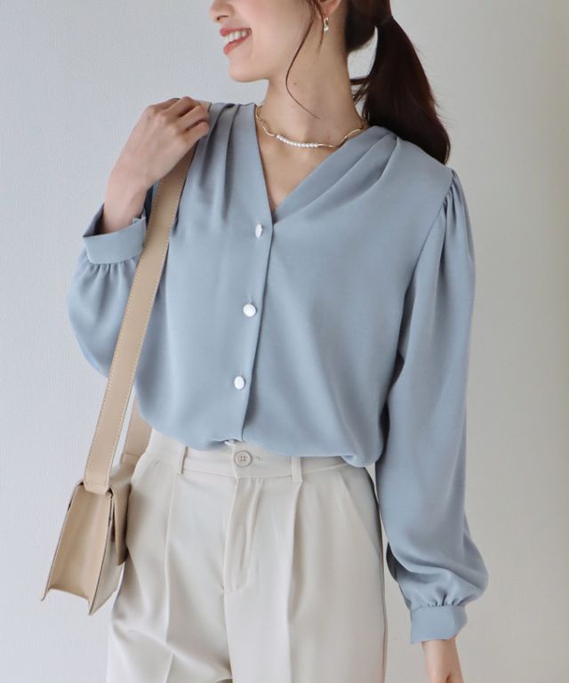 日本 BLUE EAST - 柔美光澤V領長袖襯衫-奶油白