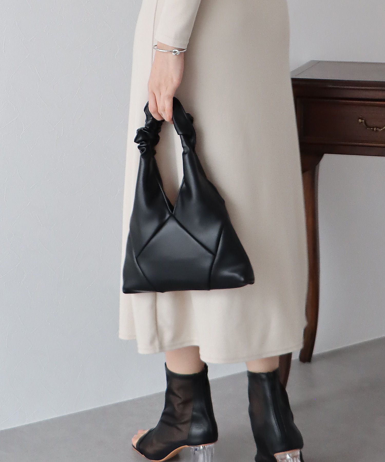 日本 BLUE EAST - 捲捲提把交叉皮革肩背包-卡其