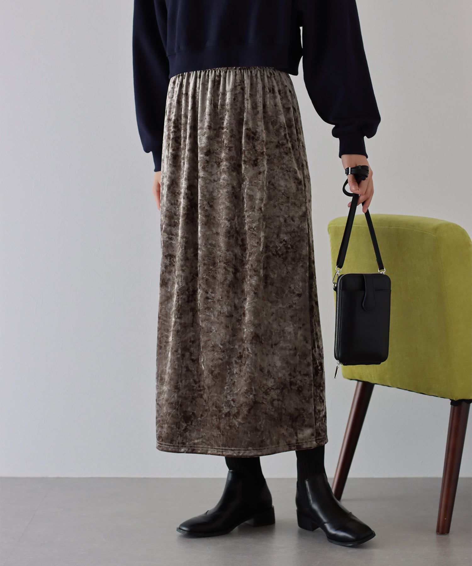 日本 BLUE EAST - 優雅絲絨感後開叉鬆緊長裙-淺摩卡