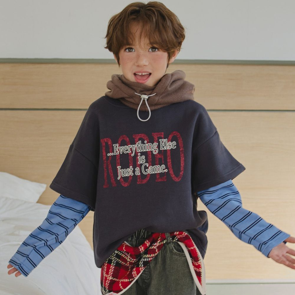 HIKIKI (內磨毛)復古刷色文字假兩件長袖上衣-深灰X淺藍