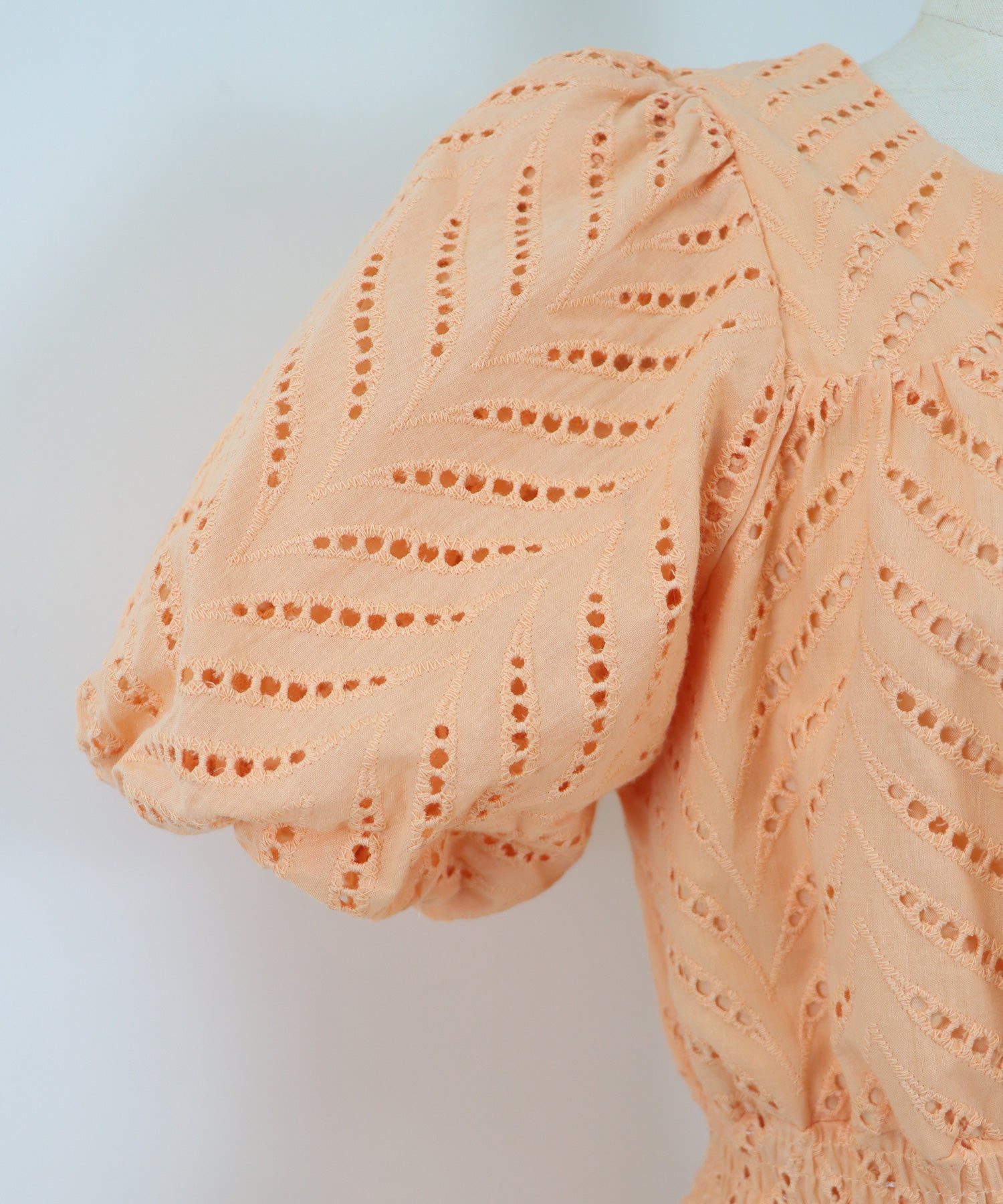 日本 BLUE EAST - 優雅雕花泡泡袖洋裝-白