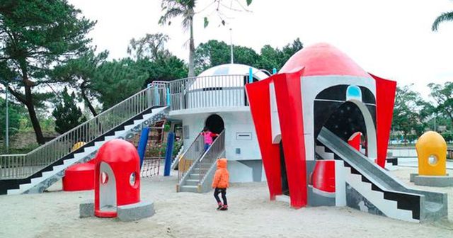 【台北親子景點】外星飛碟降落青年公園！太空城堡溜滑梯現身！