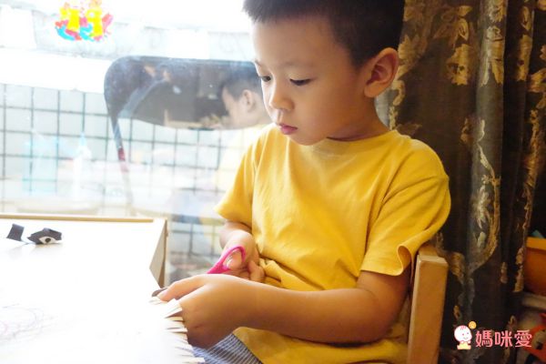 上學好物！小童必備文具美術用品☛德國 LYRA 洞洞筆 ✖ 義大利 GIOTTO 蠟筆 ✖ 美國 ALEX 筆座＆圍裙