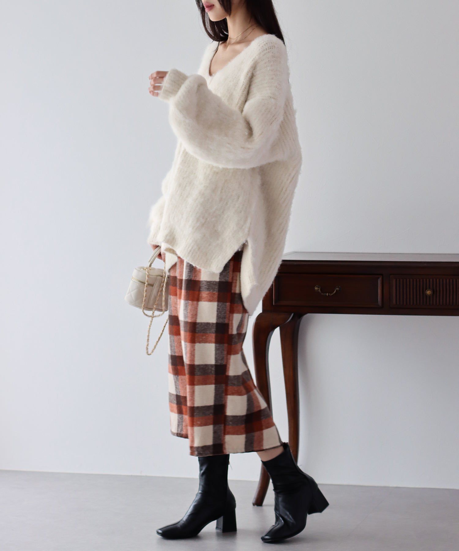 日本 BLUE EAST - 慵懶V領抽鬚寬鬆毛衣-淺米