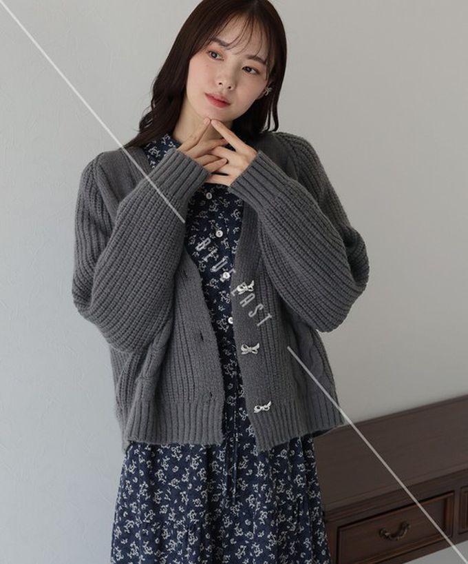 日本 BLUE EAST - 蝴蝶結寶石V領麻花粗編開襟衫-白 (M)