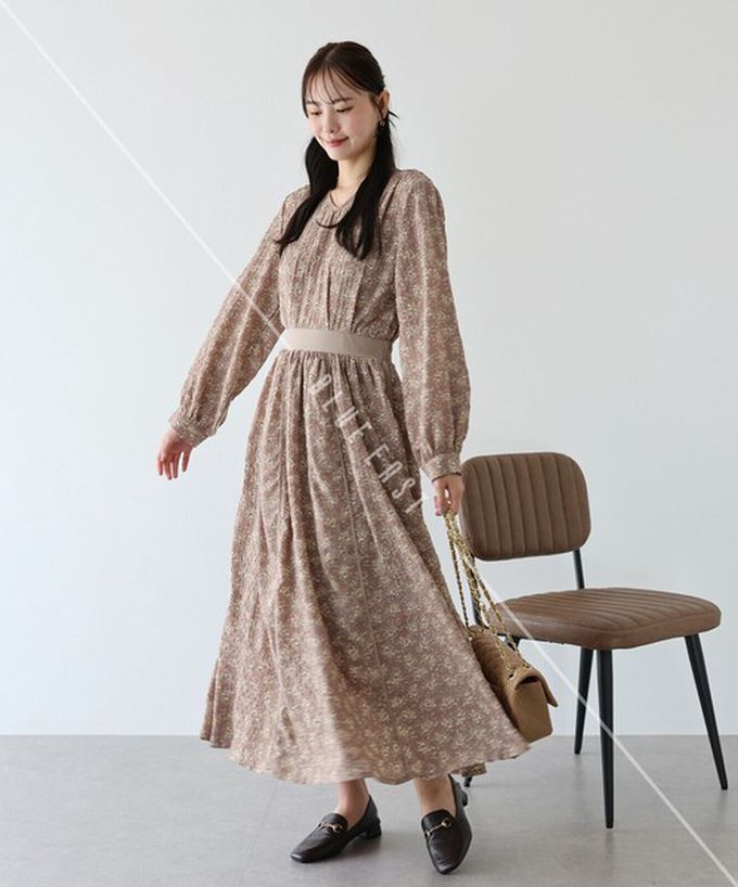 日本 BLUE EAST - 成熟花卉飄逸感V領長袖洋裝-卡其米