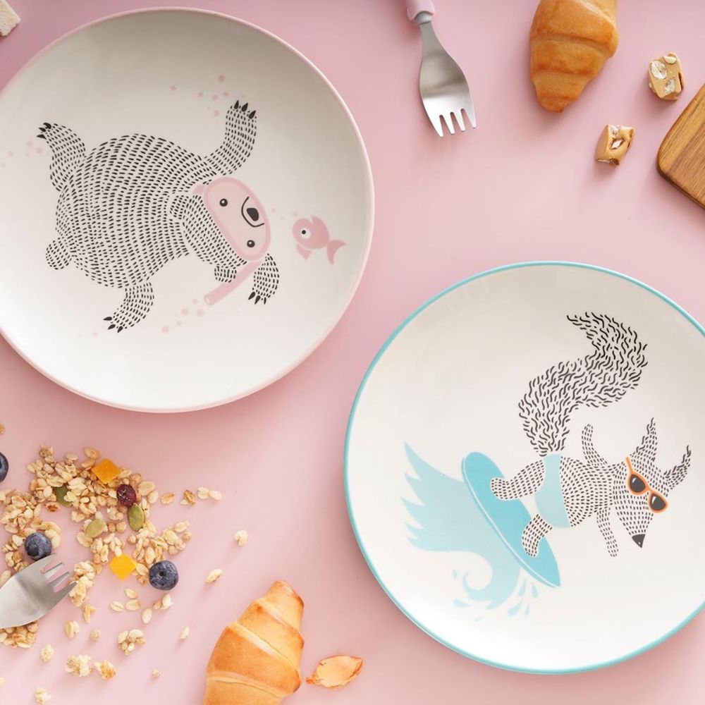 BLOOMINGVILLE - 衝浪狐狸陶瓷盤(粉藍)+潛水熊熊陶瓷盤(粉紅)-動物-海洋-8吋盤