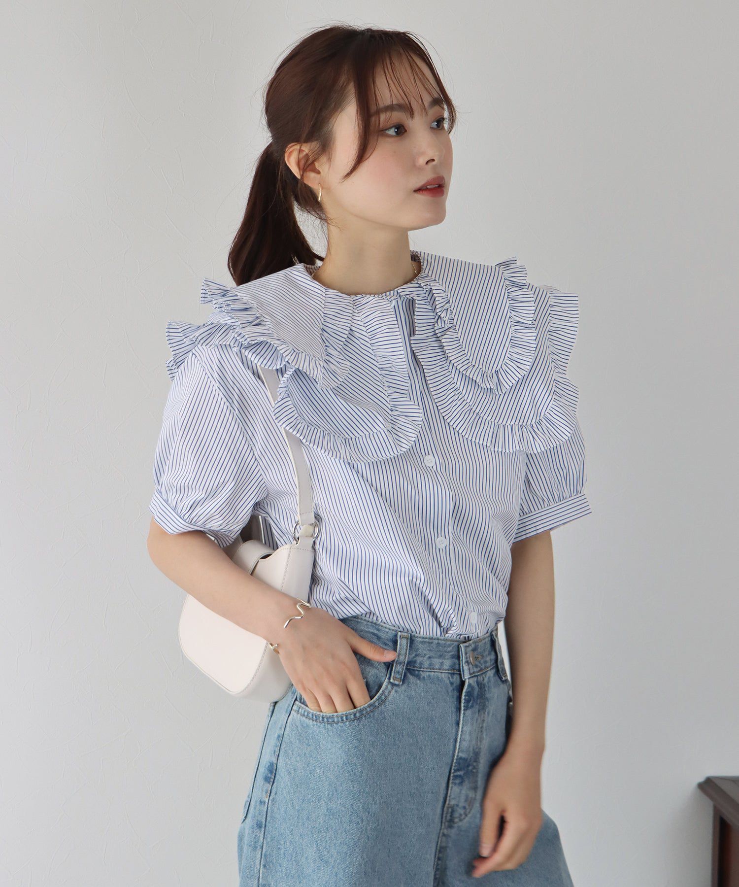 日本 BLUE EAST - 荷葉層次領泡泡短袖襯衫-條紋-水藍