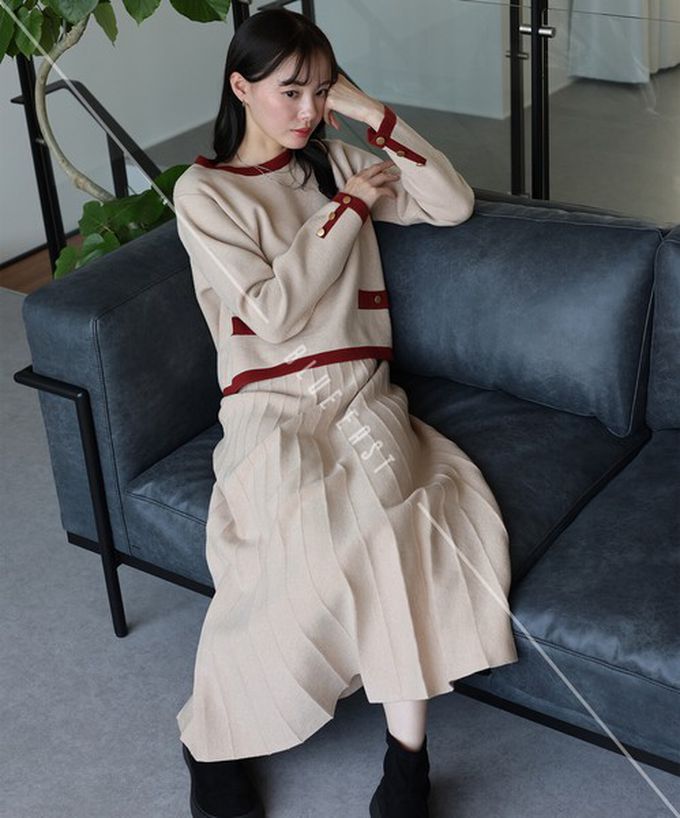 日本 BLUE EAST - 金釦滾邊針織上衣+優雅百摺長裙(2件組)-米x酒紅