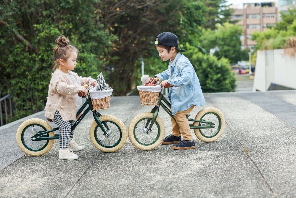 Chelston bikes - Mini Dutch 復古滑步車-夜幕黑(消光)-滑步車 x 1 , 手工編織竹籃 x 1 , 麻料內襯  x 1 , 3 歲以下專用ABS氣嘴蓋 x 1