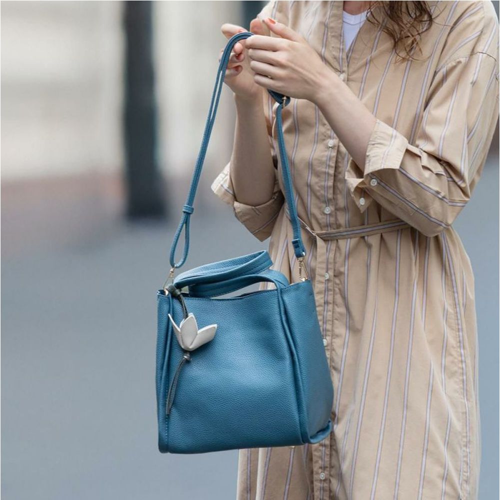 2way柔美圓潤手提/肩背包(附花朵吊飾)-復古藍 (H22×W20×D15)