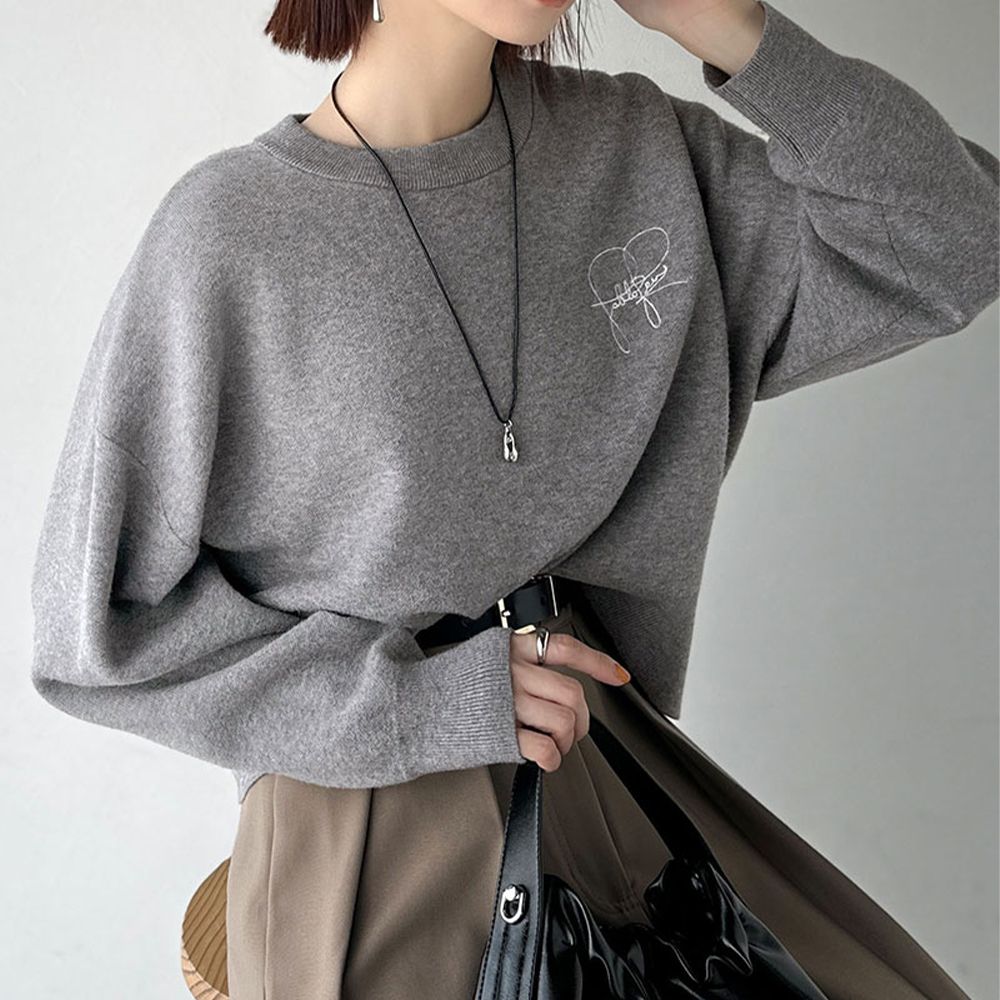手寫風刺繡logo復古柔美針織上衣-灰