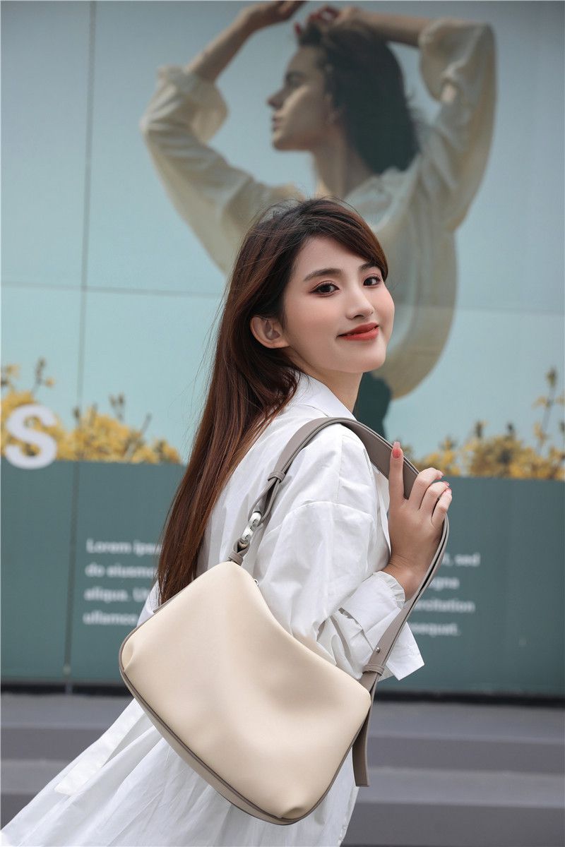 高質感時尚軟牛皮肩背包-白+棕 (28x6x20cm)