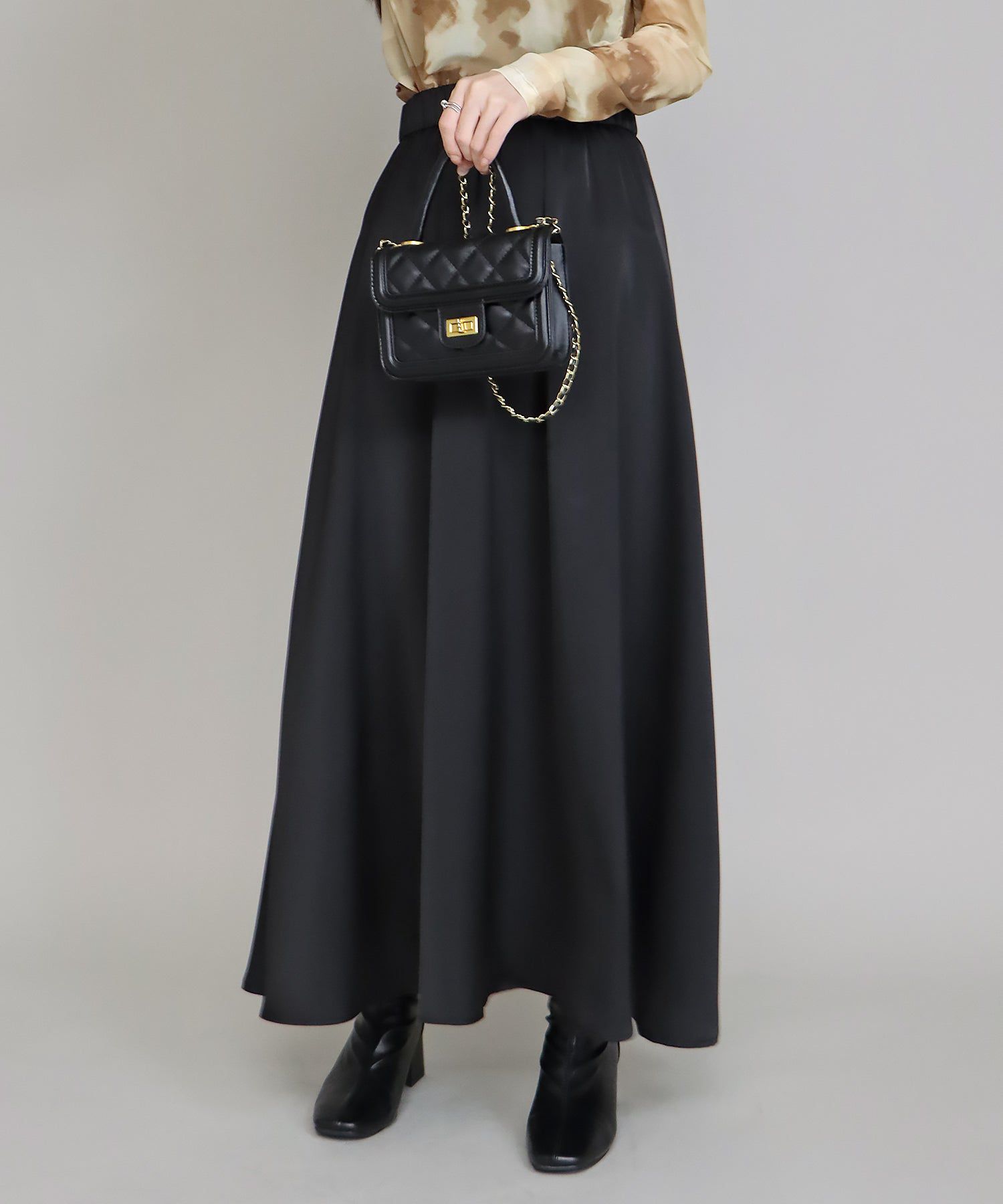 日本 BLUE EAST - 柔軟緞面光澤修身長裙-淺米杏