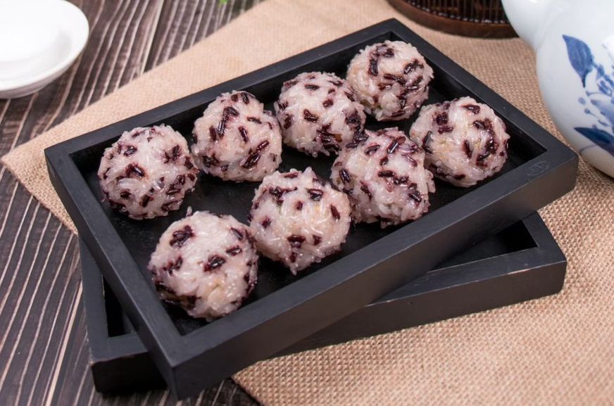 人氣港式點心【新葡苑】大廚蘿蔔糕、小豬流沙包 ✦ 超值優惠價，現買現賺！