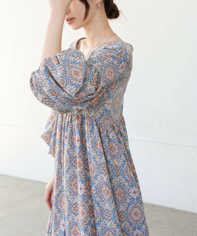 日本 Bab - 滿版歐風印花V領泡泡寬袖洋裝-寶藍棕系