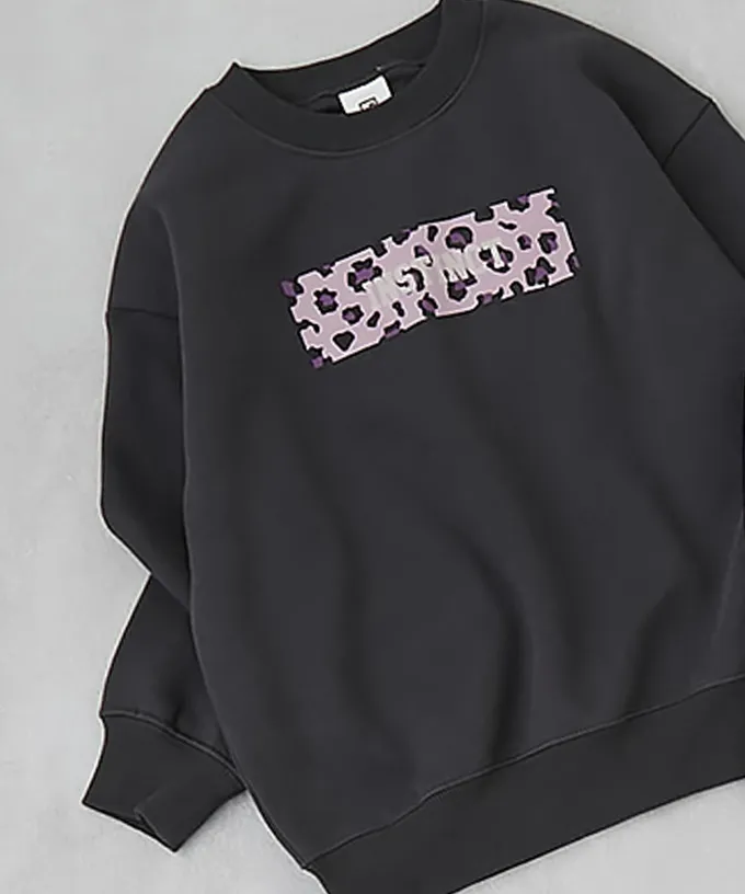 日本 devirock - 熱銷定番 裏起毛女孩印花大學長袖上衣-背後白字標語-霧紫