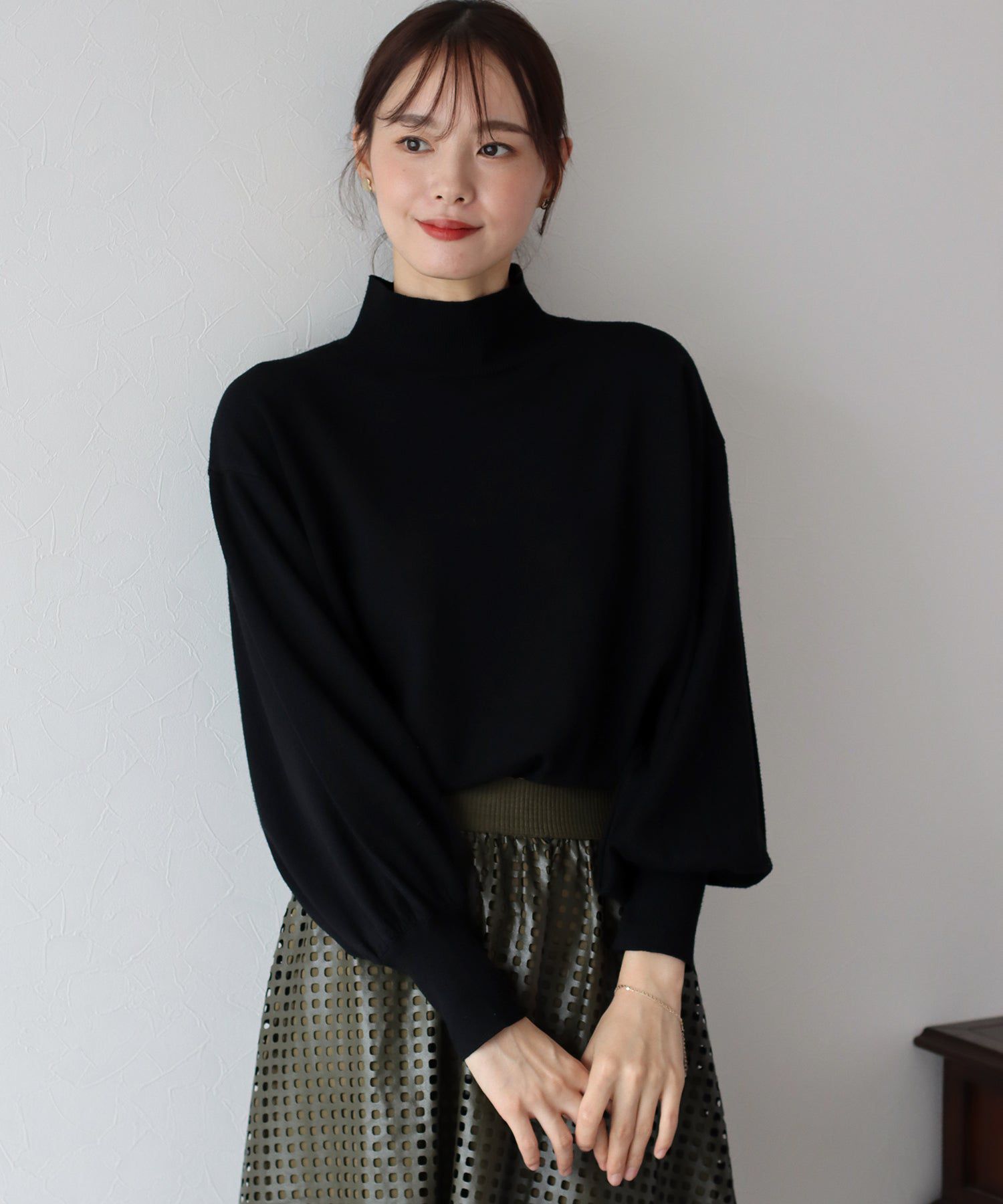 日本 BLUE EAST - 心機珍珠高領收袖針織長袖上衣-藍