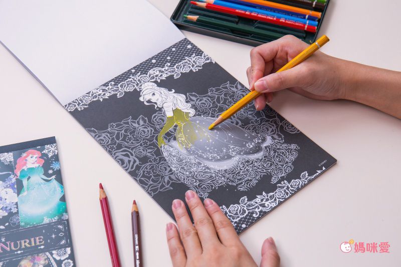 日本文具代購 - B5尺寸繪圖本(黑底)-迪士尼公主