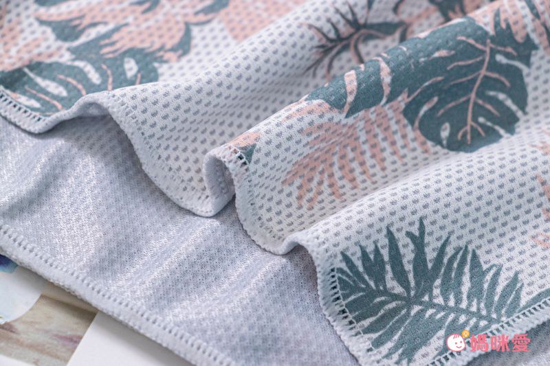 日本小泉 - UV cut 90% 接觸冷感 水涼感巾(附收納袋)-清新樹葉-深藍 (30x90cm)