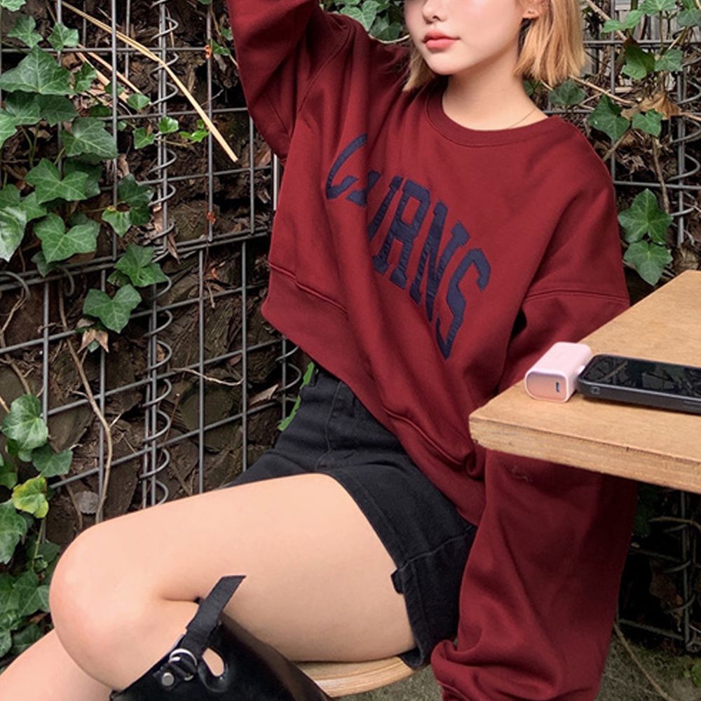 英文刺繡簡約休閒大學T-CAINS-紅 (F)