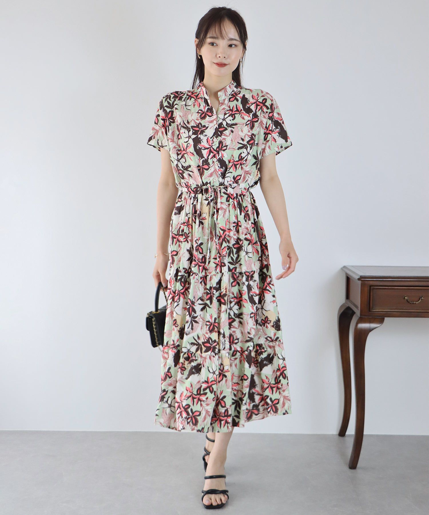 日本 BLUE EAST - 氣質小V領排釦短袖洋裝-碎花-深藍 (M(Free))