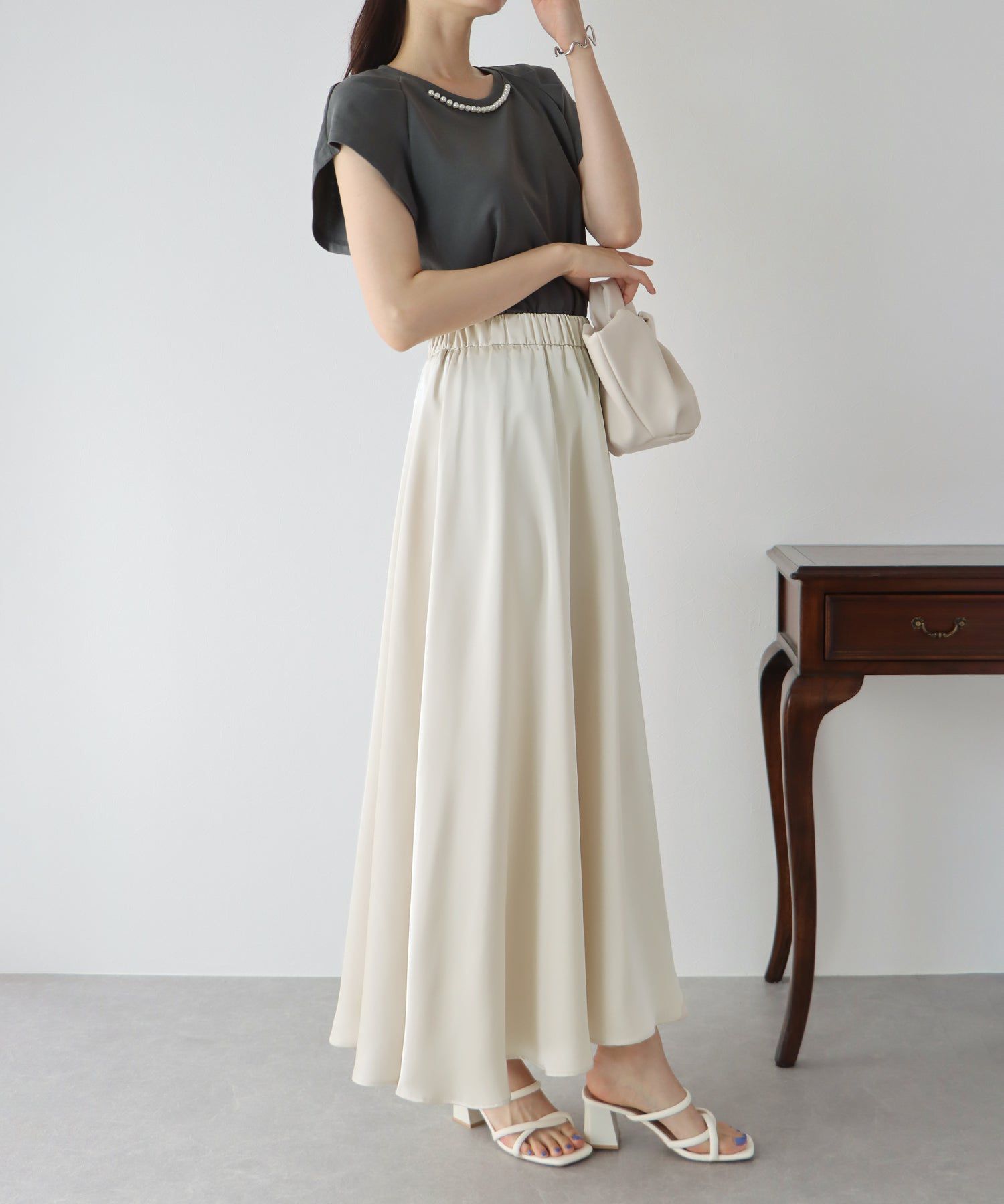 日本 BLUE EAST - 柔軟緞面光澤修身長裙-淺米杏