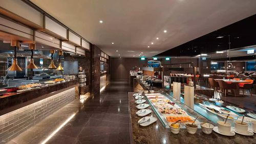 新北-新板希爾頓悅市集餐券| 57折起優惠,國旅卡適用-新板希爾頓酒店自助式午或晚餐券（假日＋NT$ 200）｜須自行電話訂位