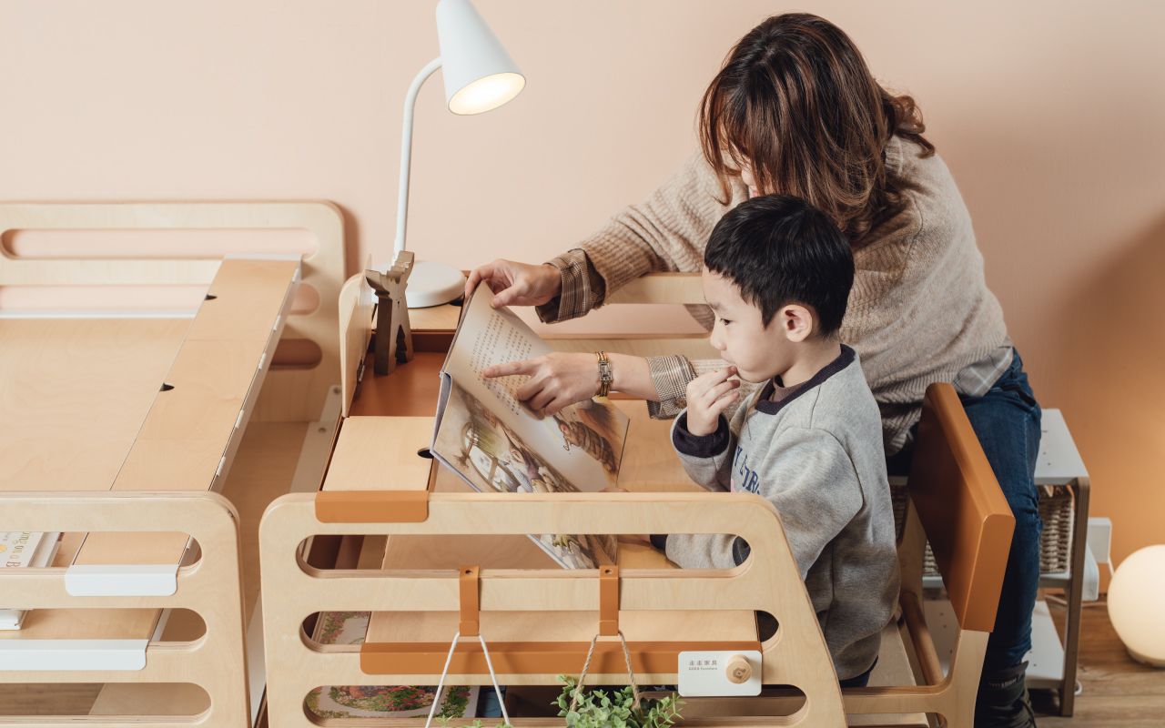 走走家具 - 兒童成長桌椅(含一桌一椅)-長版-內斂橘 (108.3 / 64 / 69 (cm))