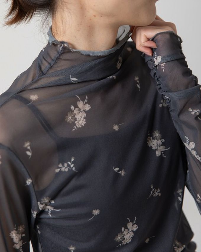 日本 gleam - 優雅小花木耳邊透膚高領長袖上衣-黑x紅花