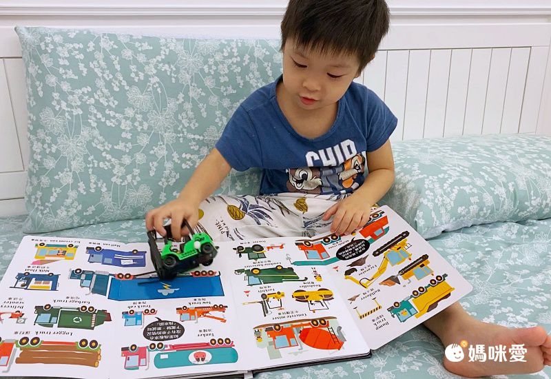 動動小手包禮物、搭雪橇！《一起快樂過聖誕》趣味互動遊戲書