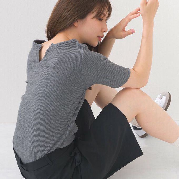 日本 OMNES - 接觸冷感 後頸V羅紋合身短袖上衣-白