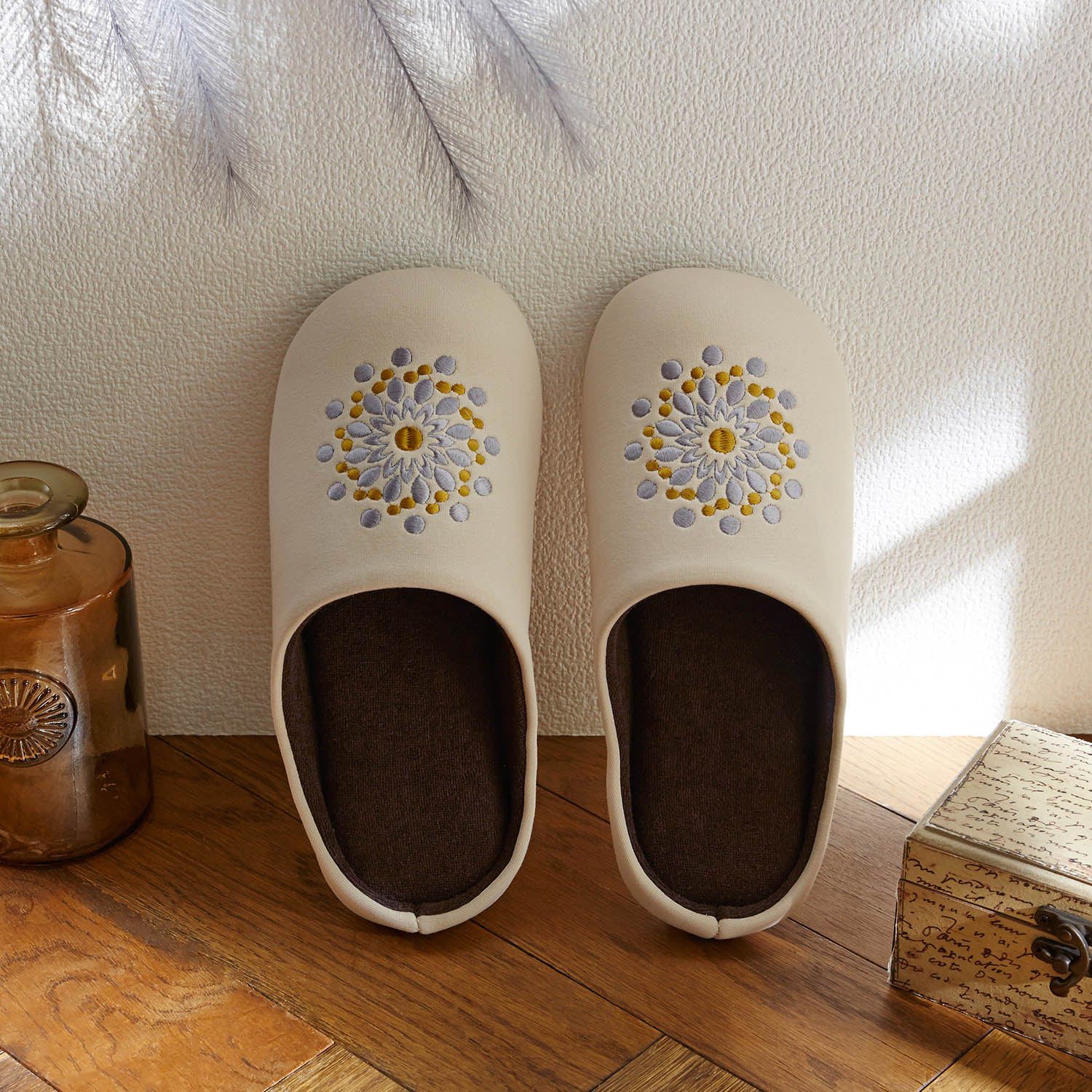 日本千趣會 - 北歐風 刺繡麵包室內拖鞋-煙火-芥末黃