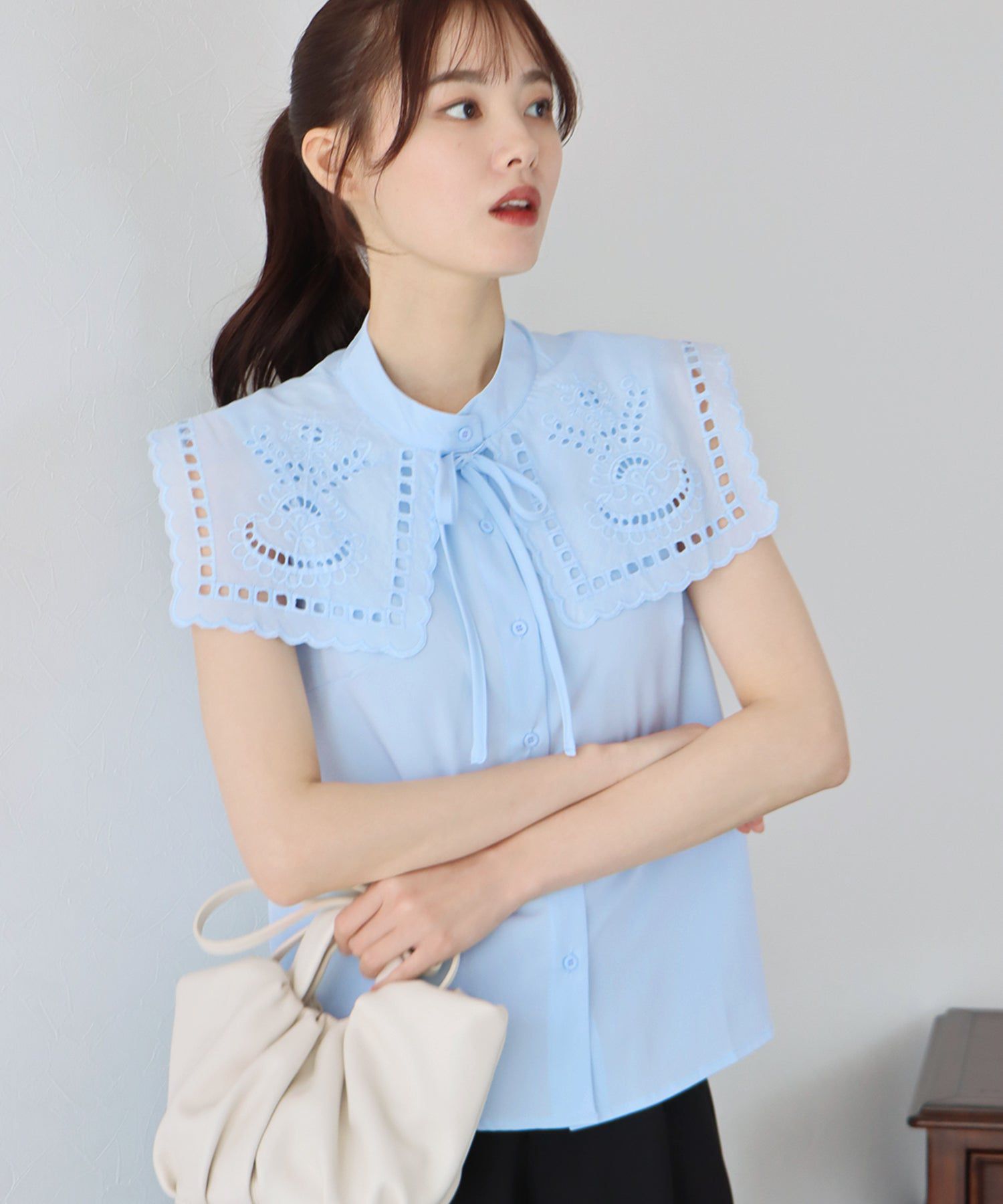 日本 BLUE EAST - 甜美蕾絲方領無袖上衣-水藍