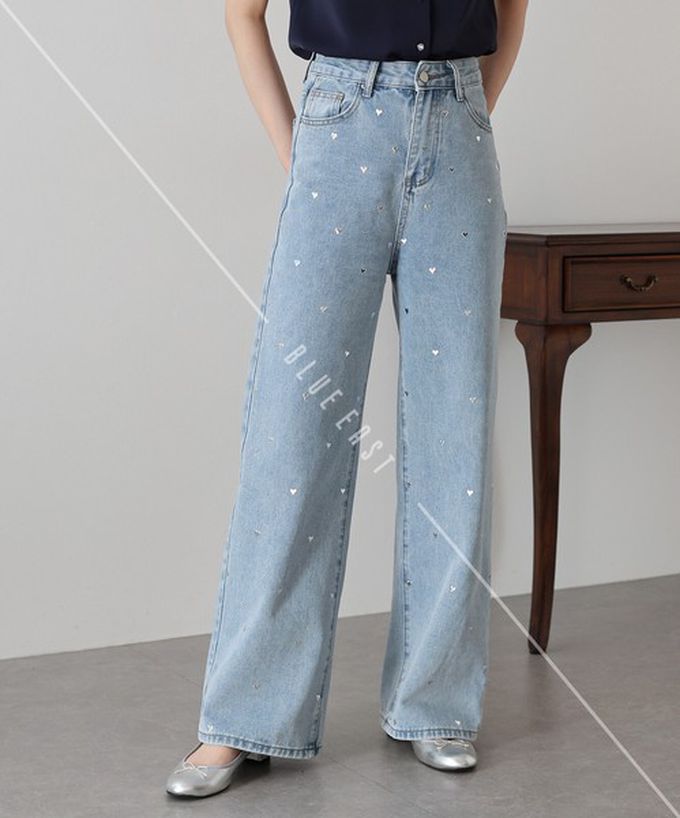 日本 BLUE EAST - 滿版愛心鉚釘高腰丹寧寬褲-淺藍