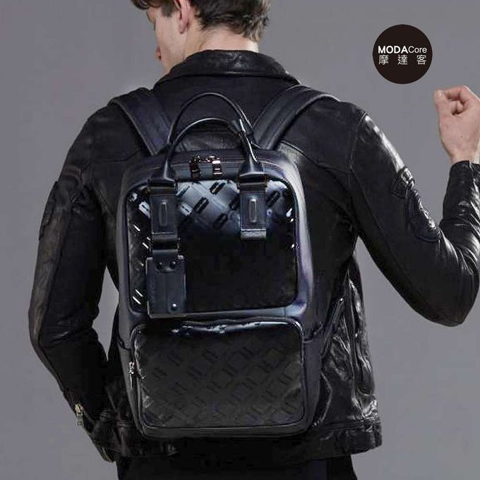 摩達客韓國進口COOD GEAR_REX001黑霧光刀刻紋頂級時尚商務雙邊後背包電腦包15L/可攜至14吋筆電/防潑水/人體工學 (黑)