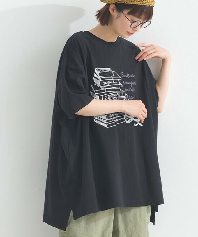 日本 Lupilien - 16OE天竺棉 氣質書籍印花寬鬆短袖上衣-草綠