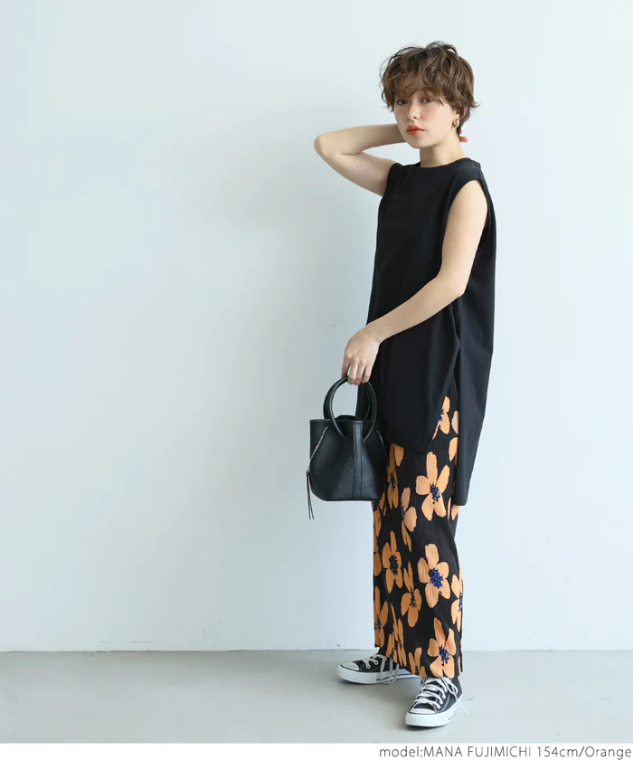 日本 COCA - 熱情花朵細摺長裙-黑底白花