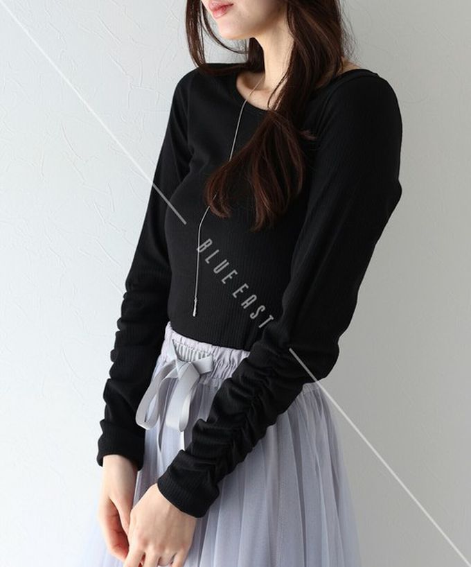 日本 BLUE EAST - 個性皺褶顯瘦U領合身長袖上衣-咖啡