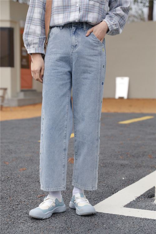 日系刺繡拼接設計直筒牛仔長褲-淺藍色